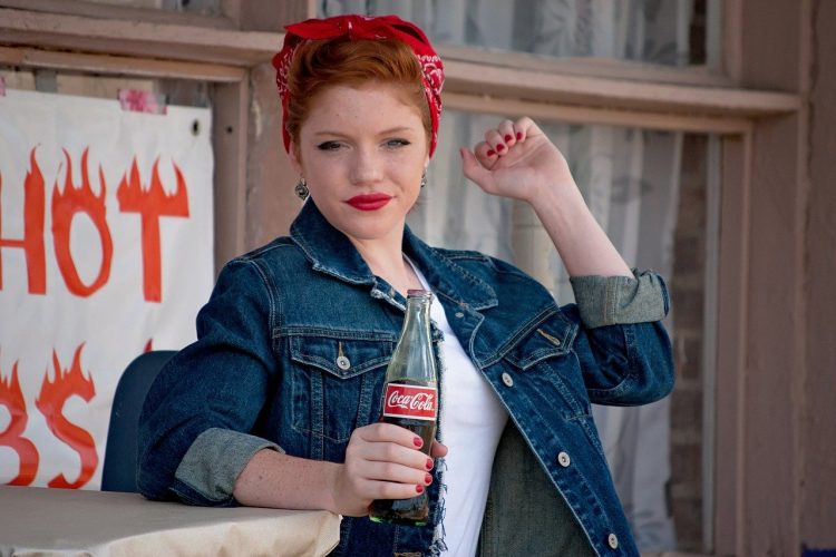 Comment créer une coiffure Rosie la Riveteuse ?