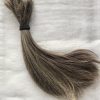 Cheveux coupés châtain vierges avec mêche grise naturelle 22cm