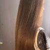 Cheveux longs, légèrement ondulés et brillants – châtain foncé naturel