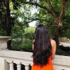 cheveux longs, noirs, épais et vierges